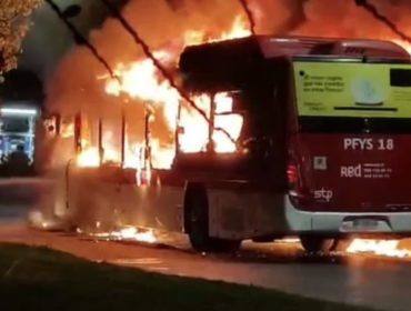 Bus del transporte público fue incendiado en la Villa Francia de Estación Central