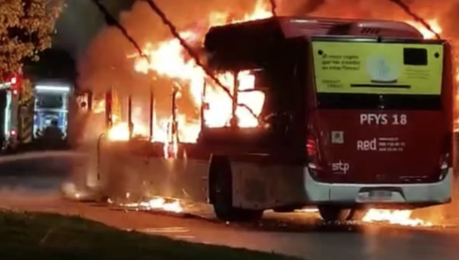 Bus del transporte público fue incendiado en la Villa Francia de Estación Central