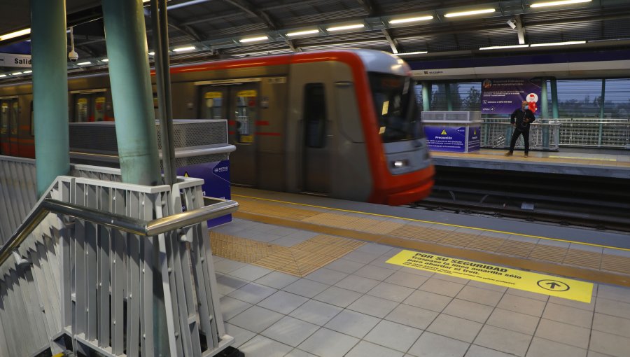 Metro de Santiago informó reducción de velocidad en la Línea 4 por rescate en las vías