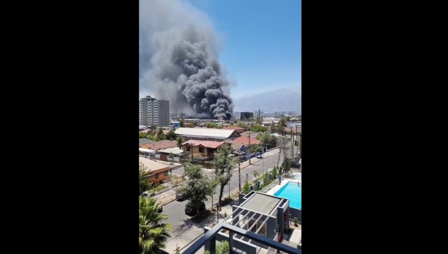 Incendio consume una fábrica de plásticos en San Joaquín: siniestro genera columna de humo visible desde distintos puntos de la capital