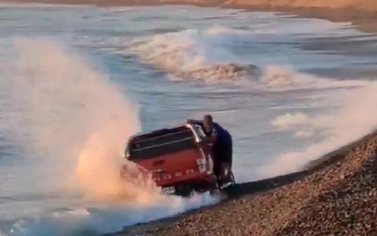 Camioneta debió ser retirada con maquinaria luego de que imprudente conductor ingresara a playa y quedara atrapado en Ritoque