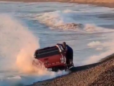 Camioneta debió ser retirada con maquinaria luego de que imprudente conductor ingresara a playa y quedara atrapado en Ritoque