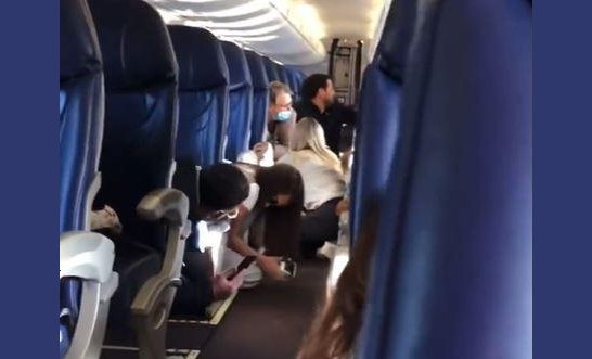 "¿Por qué mamá?": Captan pánico de niño en avión que recibió un disparo en México durante recaptura del hijo de "El Chapo"