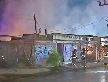 Choque de vehículo contra mueblería origina incendio que destruyó cuatro locales en Puente Alto: ocupantes del auto se dieron a la fuga