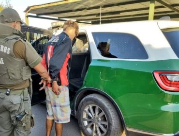 Sujeto mordió a carabinero para evitar ser detenido en Alto Hospicio: fue sorprendido portando un arma de fuego