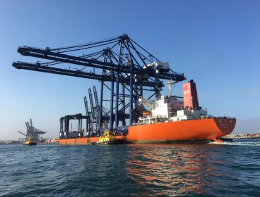 Dos megagrúas armadas arribaron al Puerto de San Antonio tras una larga travesía de 19 mil kilómetros desde China
