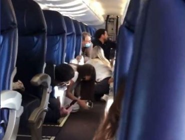 "¿Por qué mamá?": Captan pánico de niño en avión que recibió un disparo en México durante recaptura del hijo de "El Chapo"