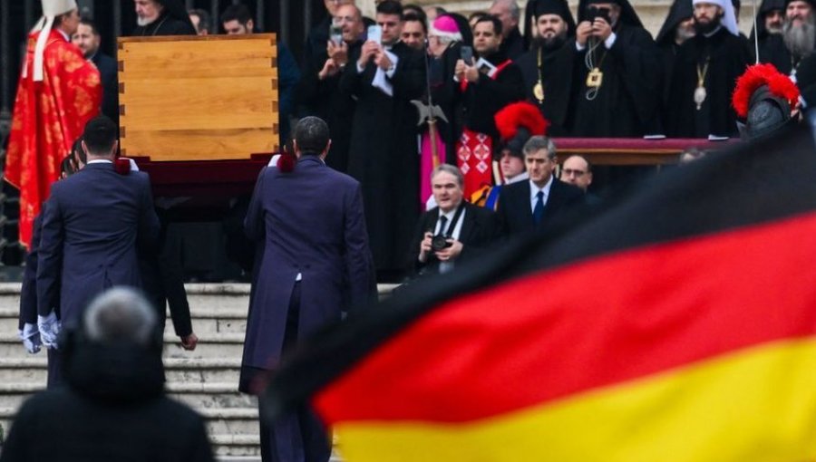 Cerca de 50 mil fieles dieron el último adiós a Benedicto XVI en la plaza de San Pedro de Roma