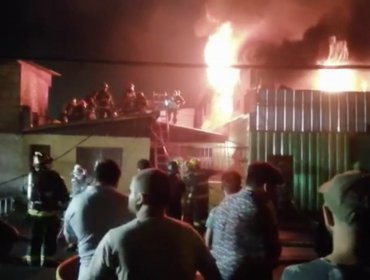 Incendio en galpones de Conchalí se propagó y terminó afectando a una fábrica de muebles, talleres y una vivienda