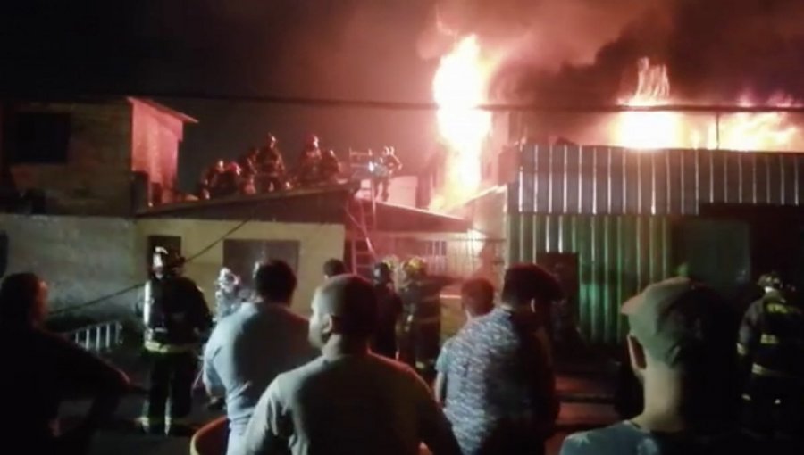 Incendio en galpones de Conchalí se propagó y terminó afectando a una fábrica de muebles, talleres y una vivienda