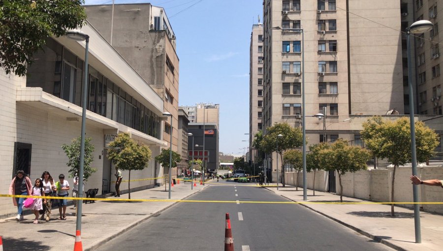 GOPE realizó procedimiento por artefacto sospechoso en el centro de Santiago: Personas que trabajan en alrededores fueron evacuadas