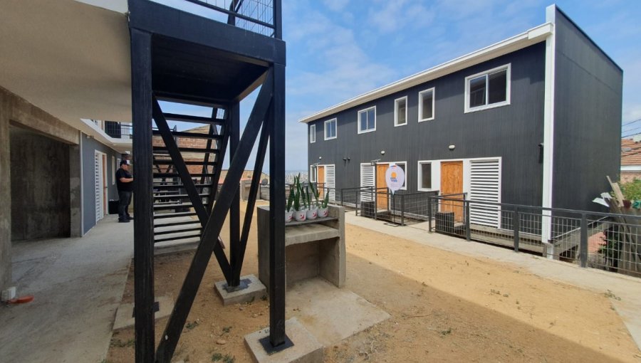 «Condominio Florida»: Inauguran y entregan llaves de proyecto habitacional a ocho familias en cerro de Valparaíso