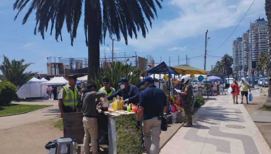 Comercio ilegal desbordado en calles de Viña del Mar: Desde cocinerías hasta expendio de bebidas alcohólicas ilegales en pleno borde costero