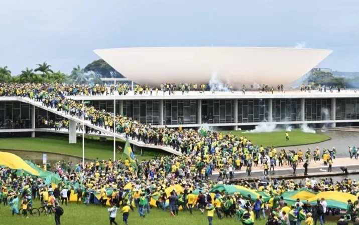 Cómo ocurrió el asalto de miles de seguidores de Bolsonaro a las sedes de los tres poderes en Brasil