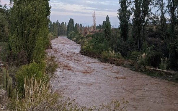 Establecen cortes rotativos de agua potable en Calle Larga y Los Andes debido a la "extrema turbiedad" que presenta el río Aconcagua