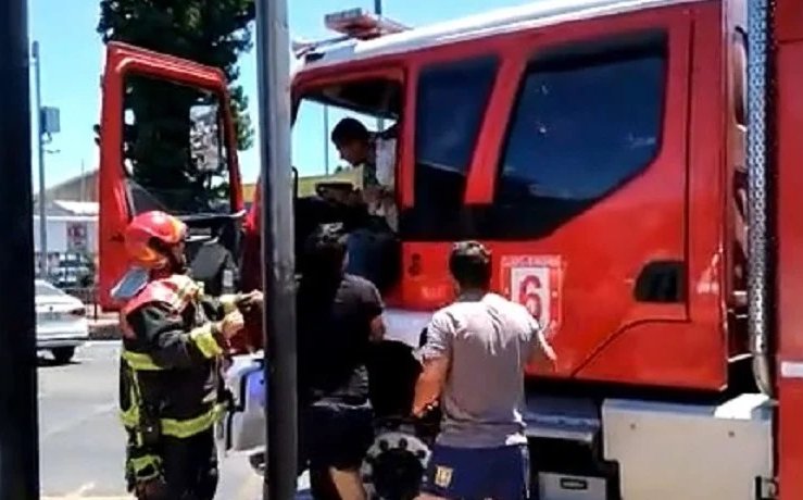 Hombre agredió a Bomberos que concurrieron a una emergencia en Concepción: sujeto intentó robar el carro