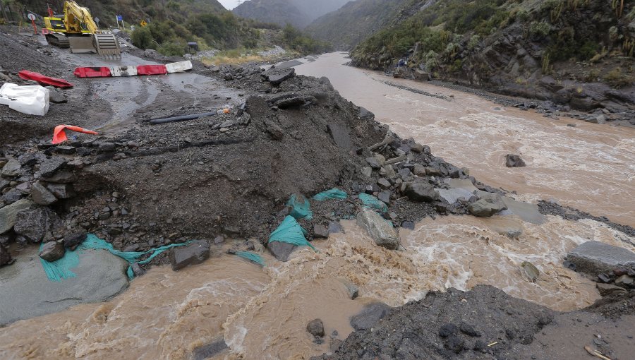 52 personas se encuentran aisladas en el sector de Baños Morales por crecida de río en San José de Maipo