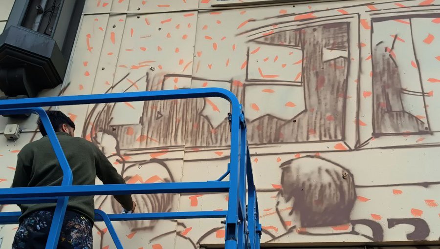 «Proyecto Arcoíris»:  Plaza Aníbal Pinto de Valparaíso contará con nueva cara gracias al pintado de un gran mural en icónico edificio