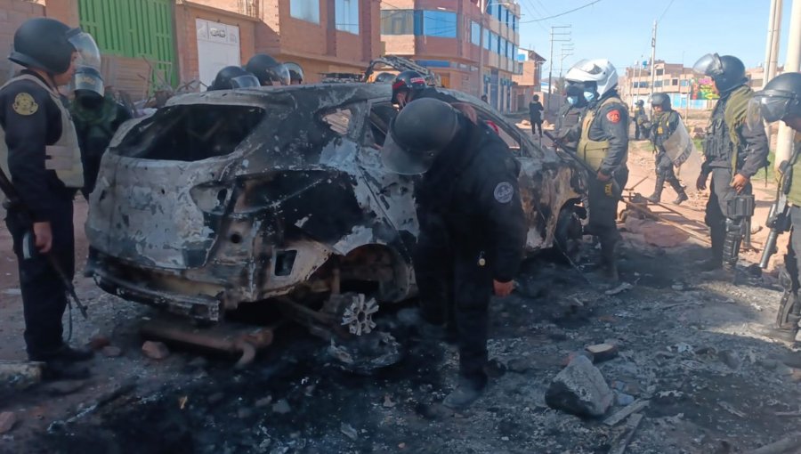 Policía peruano muere calcinado tras ataque de una turba a una patrulla durante protestas en Juliaca