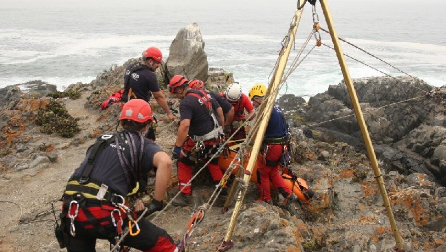 Encuentran el cuerpo sin vida de un hombre en el fondo de una quebrada en sector de Laguna Verde en Valparaíso