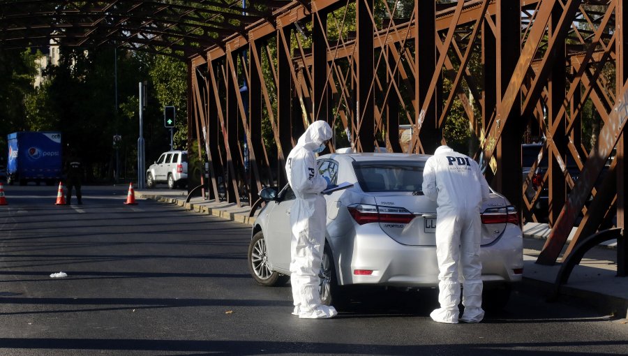 En riesgo vital permanece hombre que fue seguido, golpeado y lanzado desde un puente a la ribera del río Mapocho en Santiago