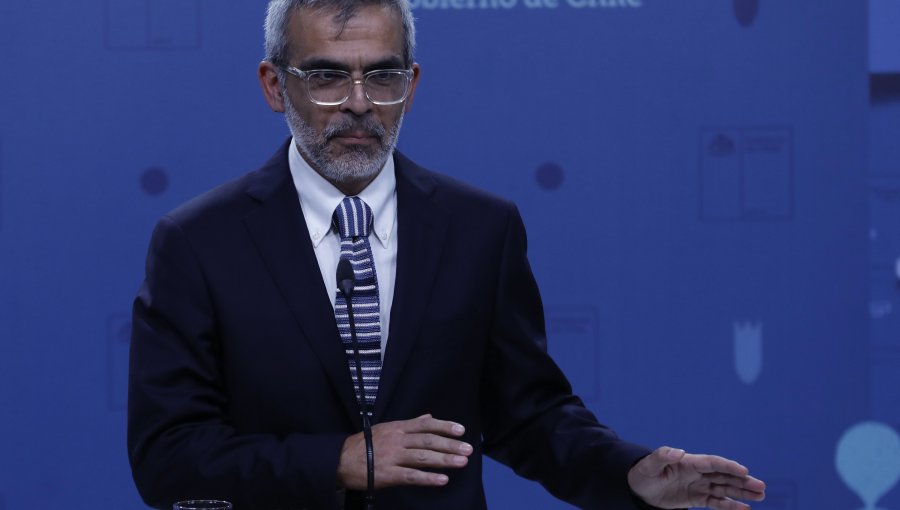 Luis Cordero asume como nuevo ministro de Justicia y evita profundizar sobre indultos: "Papelitos primero"