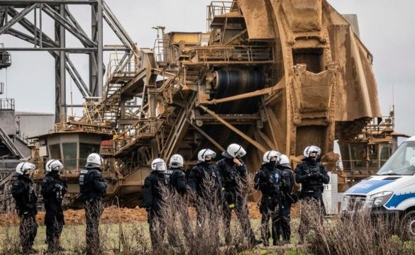 La batalla de los ecologistas en el pueblo alemán de Lützerath que será demolido para ampliar una mina de carbón