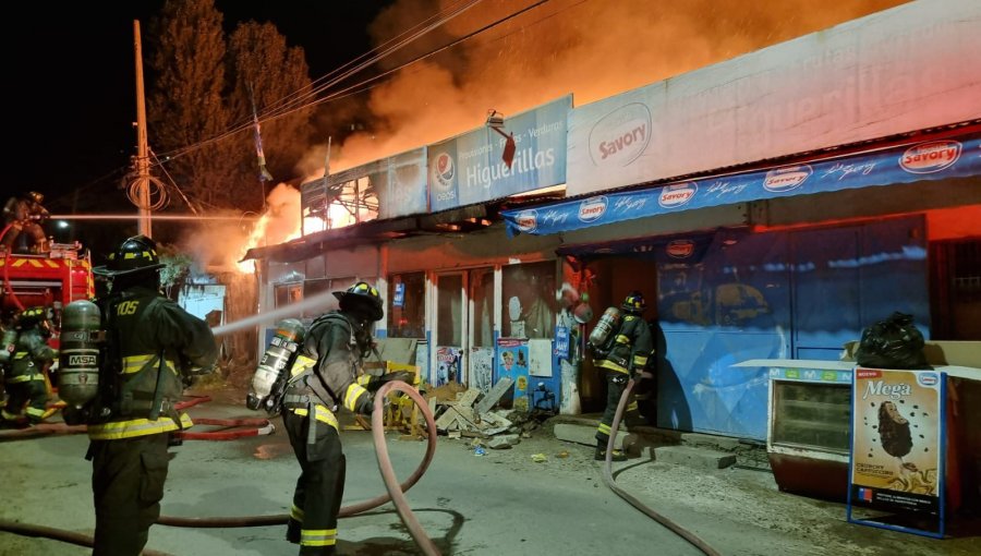 Incendio estructural consumió local comercial de la Caleta Higuerillas de Concón: fuego amenazó con propagarse a un cerro