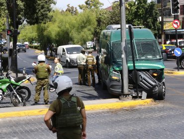 Carro de Gendarmería impactó un poste tras colisionar con automóvil mientras transportaba a detenidos en Providencia
