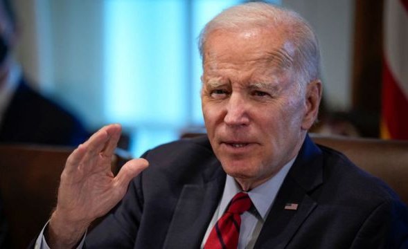 Cómo se compara el hallazgo de documentos clasificados en oficinas privadas de Biden con los encontrados en la mansión de Trump