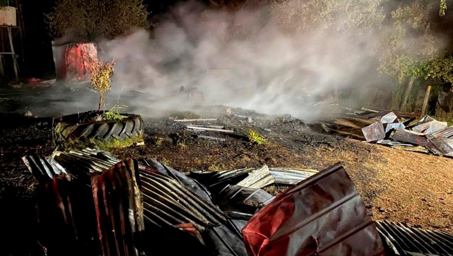 Ataque incendiario destruyó completamente una casa deshabitada en la ruta Victoria - Curacautín de La Araucanía