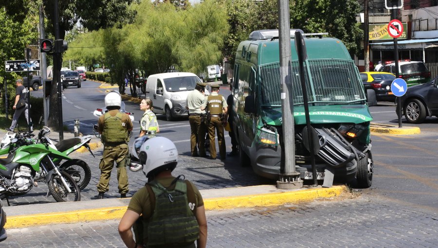 Carro de Gendarmería impactó un poste tras colisionar con automóvil mientras transportaba a detenidos en Providencia