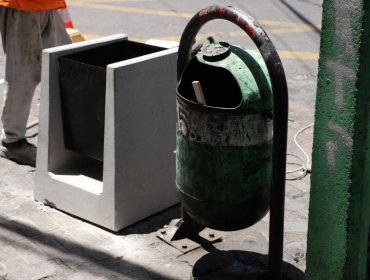 Instalan 62 nuevos basureros entre las plazas Sotomayor y Victoria del plan de Valparaíso