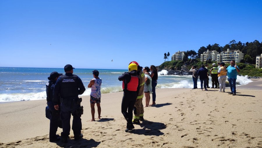 Padre y sus dos hijos fueron arrastrados por el mar en la playa Pingueral: la madre de los menores fue rescatada