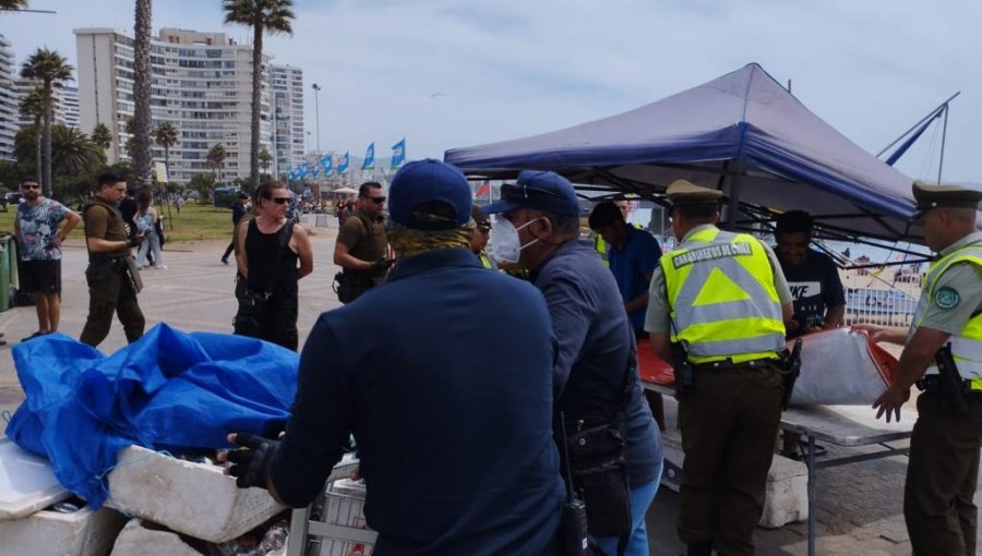 Retiran una veintena de carros de venta de alcohol y comida ilegal en Viña del Mar: nueve personas han sido detenidas