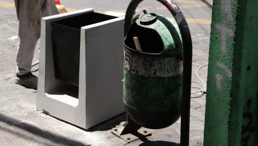 Instalan 62 nuevos basureros entre las plazas Sotomayor y Victoria del plan de Valparaíso