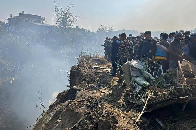 Vídeo: Impresionante registro de tragedia aérea en Nepal: Avión se desploma en segundos y deja al menos 67 muertos