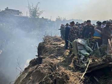 Vídeo: Impresionante registro de tragedia aérea en Nepal: Avión se desploma en segundos y deja al menos 67 muertos
