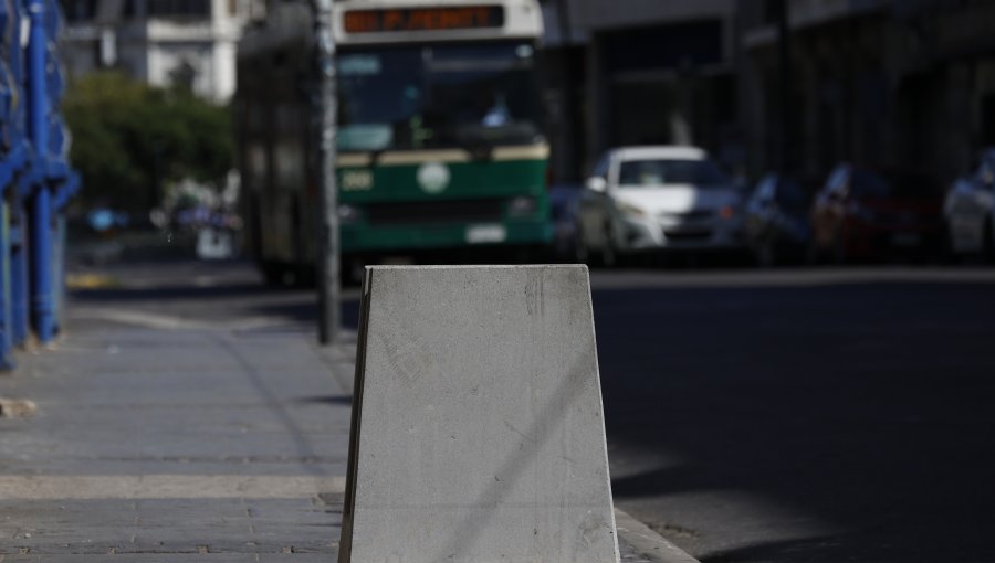 Denuncian que basureros instalados en Valparaíso dificultan el tránsito