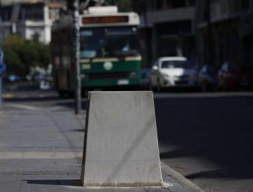 Denuncian que basureros instalados en Valparaíso dificultan el tránsito