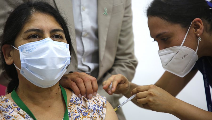 Comienzan a aplicar la vacuna bivalente contra el Covid- 19 a personas mayores de 50 años