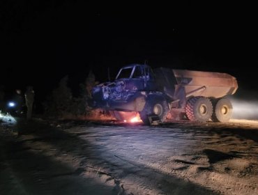 Al menos tres sujetos quemaron un camión durante ataque incendiario en un predio de Paillaco