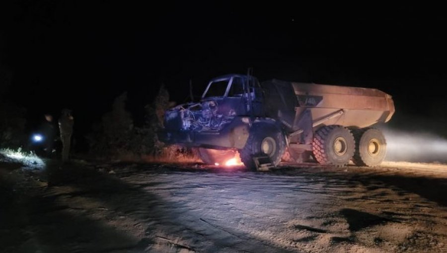 Al menos tres sujetos quemaron un camión durante ataque incendiario en un predio de Paillaco