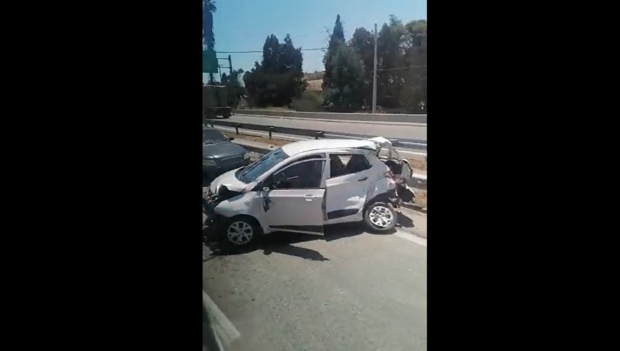 Tres lesionados dejó colisión entre dos vehículos menores y un camión en la ruta 68 en dirección a Valparaíso