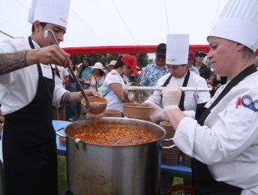 Más de 10 mil personas participaron de la «Fiesta del Tomate Limachino» y disfrutaron con el tomaticán más grande de Chile