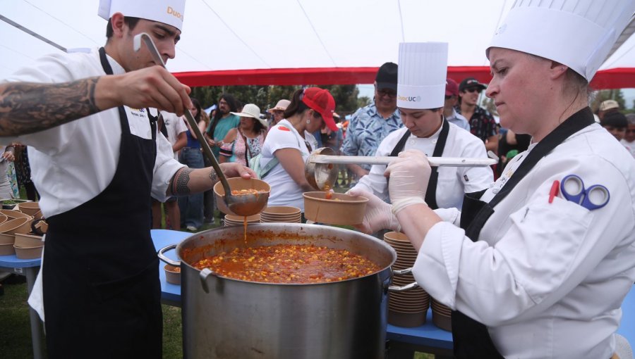 Más de 10 mil personas participaron de la «Fiesta del Tomate Limachino» y disfrutaron con el tomaticán más grande de Chile