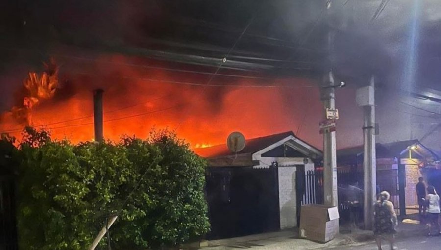 Hallan cuerpo sin vida tras incendio que afectó a dos viviendas en Quilicura