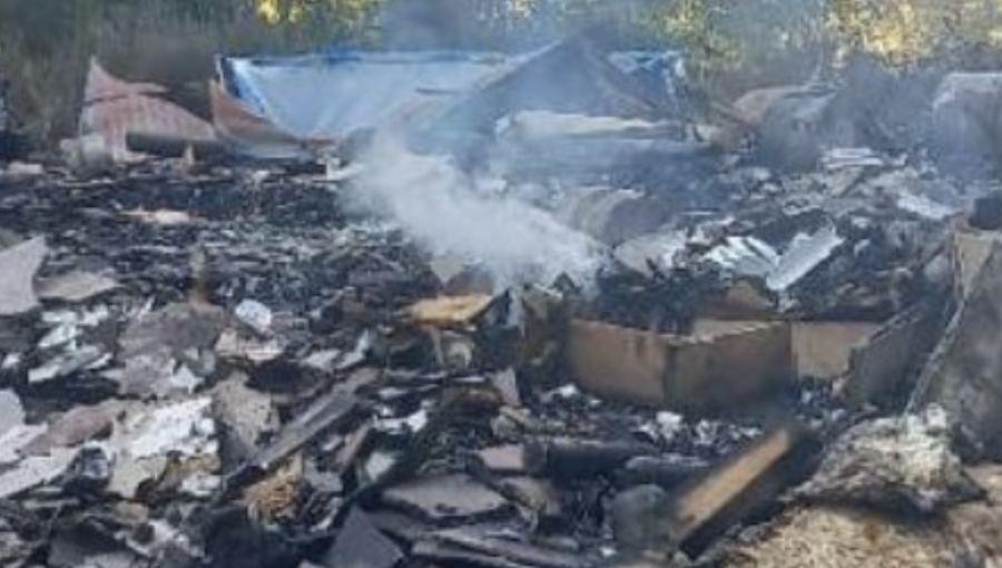Ataque incendiario consumió vivienda de veraneo de un ex carabinero en ruta que une Lautaro con Vilcún