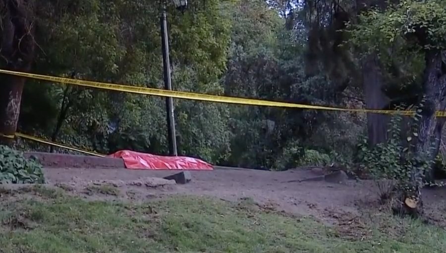 Joven fue hallado sin vida a los pies del cerro Santa Lucía de Santiago: habría sido asesinado durante un intento de robo