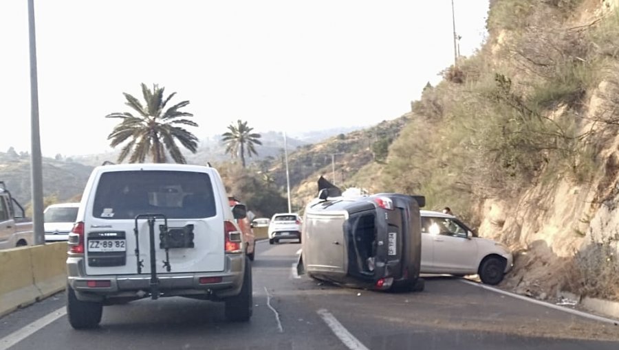 Colisión vehicular termina con automóvil volcado en la ruta Las Palmas: se reporta alta congestión hacia el plan de Viña del Mar